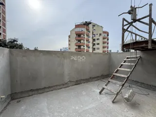 Vista de uma área externa de concreto em um terreno.