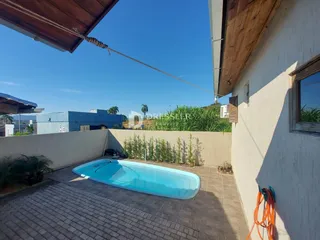 Foto de uma piscina externa em um imóvel no Brasil.