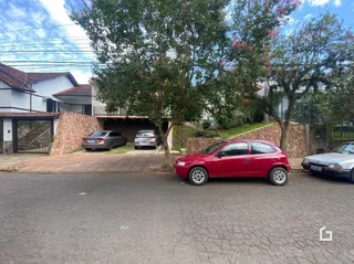 Fachada de uma residência em Lajeado, Brasil, com jardim e estacionamento.