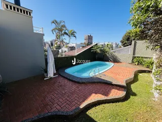 Foto de uma piscina e área de lazer com deck de tijolos em Lajeado.