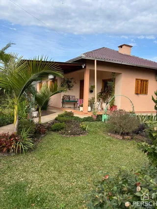 Fachada de uma casa em Lajeado, Brasil, com jardim frontal e área de varanda.