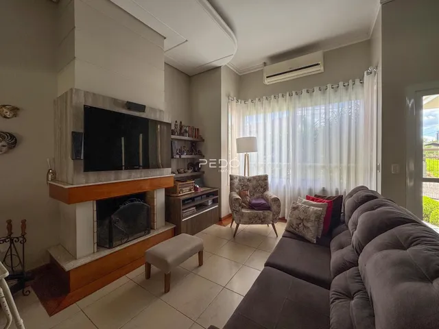 Sala de estar com sofá e lareira em um imóvel no Brasil.