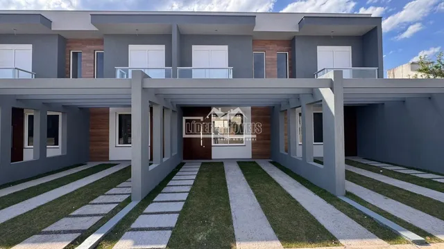 Fachada de uma casa moderna em Lajeado, Brasil com varanda e jardim.