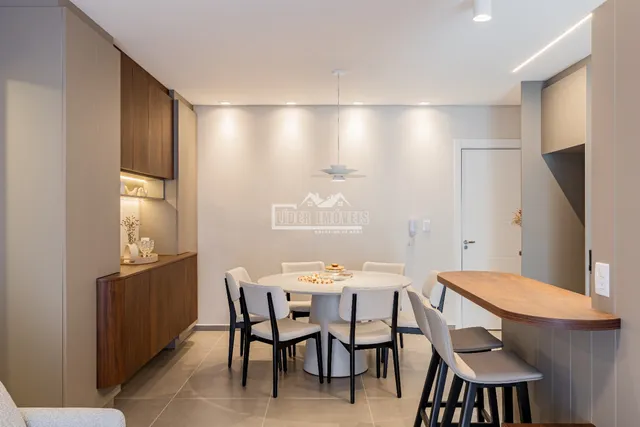 Ambiente de sala de jantar e cozinha em um imóvel no Brasil.