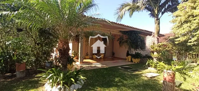 Fachada de uma casa em Lajeado, Brasil, com jardim exuberante.