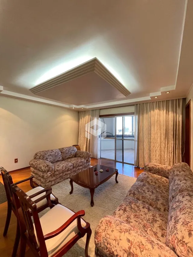 Foto da sala de estar com sofás e decoração interna.