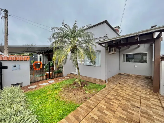 Fachada de uma casa em Lajeado, Brasil com área externa e jardim.