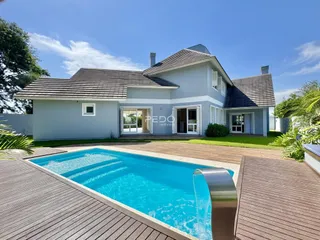 A fachada de uma casa em Lajeado, Brasil, com piscina e deck de madeira.
