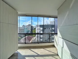 Vista de uma sala com grande janela de um imóvel em Lajeado, Brasil.