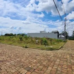 Vista externa de uma área pavimentada com tijolos em Lajeado.