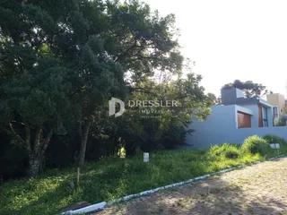 Fachada de uma residência em Lajeado, Brasil, cercada por vegetação densa.