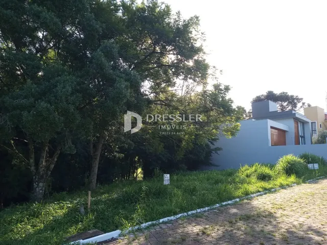 Fachada de uma residência em Lajeado, Brasil, cercada por vegetação densa.