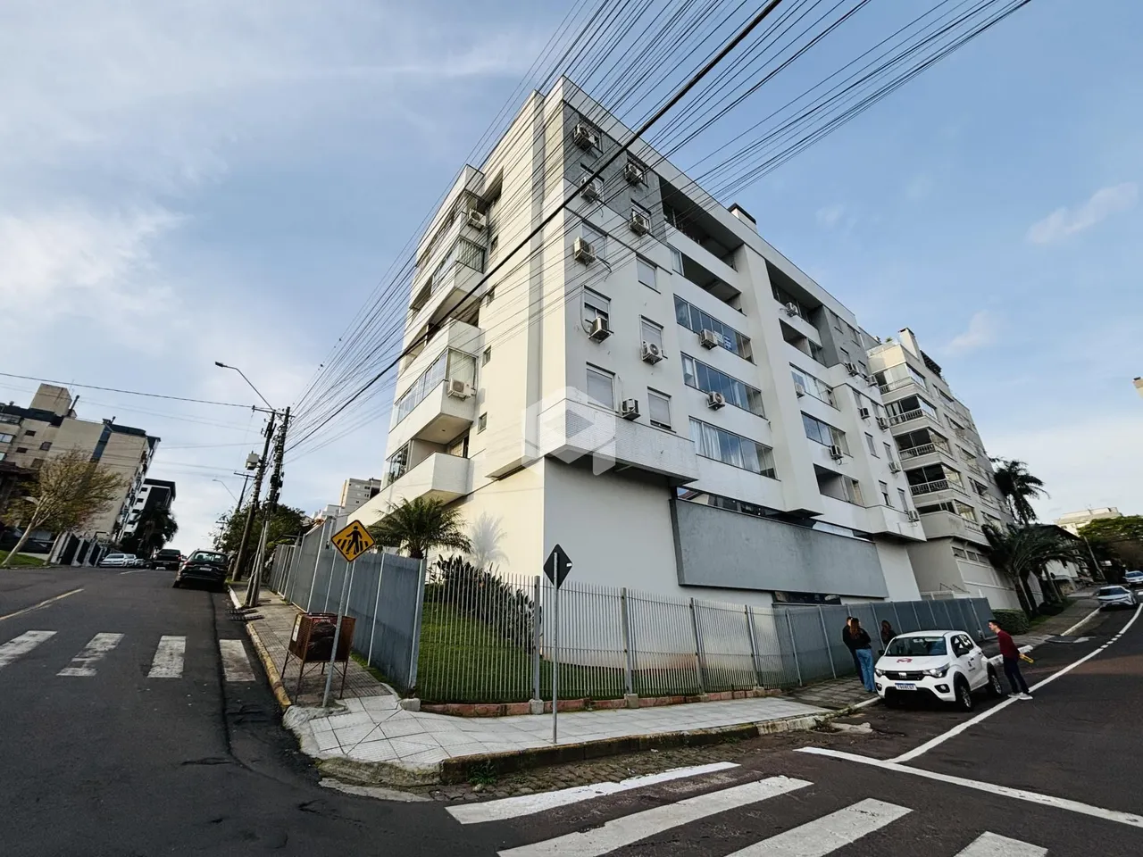 Fachada de um prédio residencial em Lajeado, Brasil, com cerca frontal.