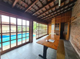 Vista da área interna com porta de vidro voltada para o exterior.