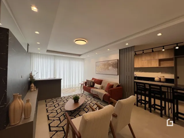 Sala de estar moderna com grandes janelas e decoração contemporânea.