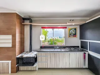 Foto de uma cozinha moderna com armários e bancada em Lajeado, Brasil.