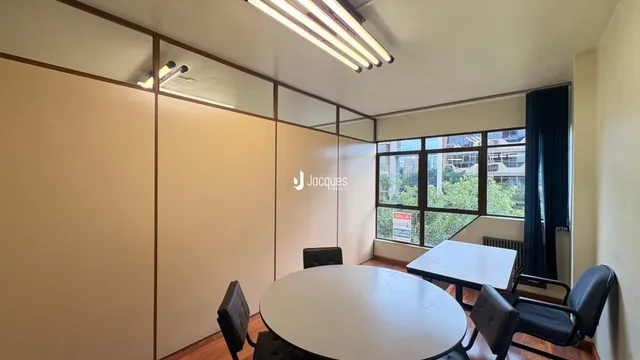 Sala de jantar com mesa e cadeiras em ambiente moderno.