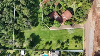 Vista aérea de uma propriedade residencial em Lajeado, Brasil, mostrando a casa e o terreno circundante.