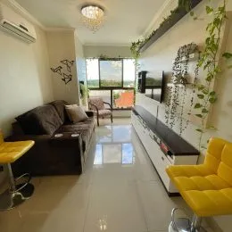 Sala de estar com sofá e janela em um imóvel.