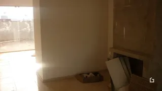 Parede interna com detalhe de revestimento de pedra.