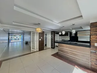 Vista ampla de um ambiente interno com piso de cerâmica e decoração moderna.