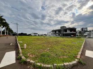A fachada de uma casa em Lajeado, Brasil, com um gramado frontal.