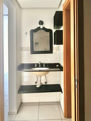 Foto de um banheiro com bancada e espelho em um imóvel no Brasil.