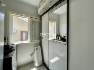 Interior de um cômodo com janela e espelho em um imóvel em Lajeado.