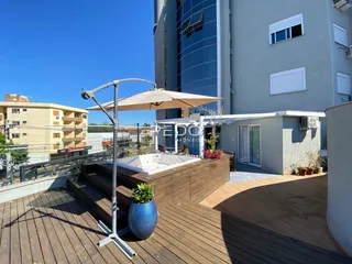 Vista da varanda de uma residência em Lajeado, Brasil, com deck de madeira e banheira externa.