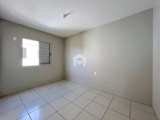 Foto de um cômodo interno com piso de cerâmica claro e paredes neutras.