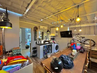 Interior de uma sala de estar com teto de tecido e área de cozinha em Lajeado.