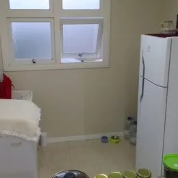 Vista parcial de uma parede interna com janela em um imóvel em Lajeado.