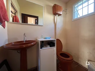 Foto de um banheiro com pia e vaso sanitário em Lajeado, Brasil.
