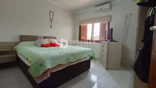 Quarto com cama e janela em um imóvel no Brasil.