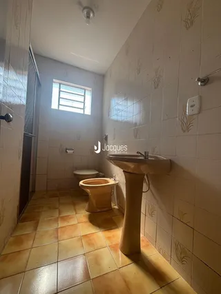 Foto de um banheiro com piso de cerâmica e paredes revestidas.