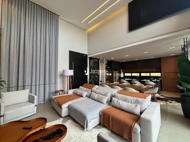 Sala de estar moderna com sofá e decoração em um apartamento no Brasil.