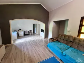 Foto de uma sala de estar com piso de madeira e sofá azul.