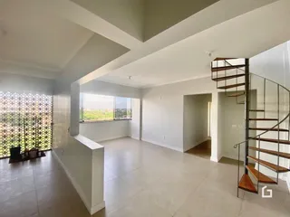 Ambiente interno de uma sala com vista para o exterior.