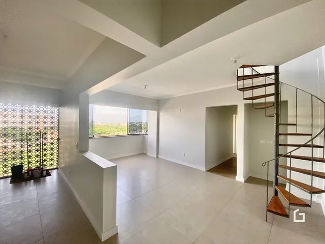 Ambiente interno de uma sala com vista para o exterior.
