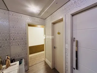 Hall de entrada com paredes decoradas e portas internas.