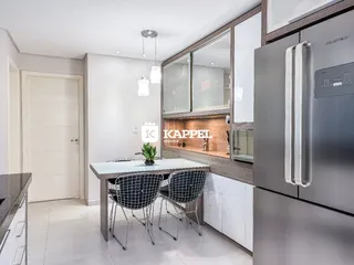 Uma foto de uma sala de jantar com mesa e cadeiras em um apartamento.