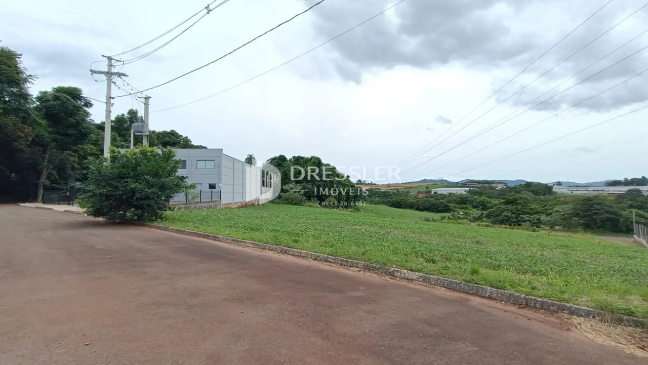 Vista externa de uma propriedade em Lajeado, Brasil, mostrando uma estrada e um campo verde.
