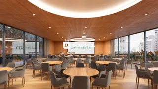 Esta é uma sala ampla com mesas de madeira e um teto curvo.