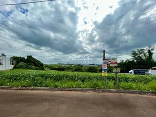 Vista de uma propriedade com campo e sinalização de imóveis na Lajeado.