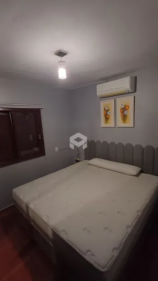 Quarto com cama e cabeceira em sala.