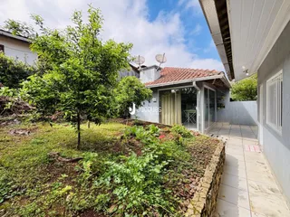 Vista externa de uma propriedade com jardim exuberante em Lajeado.