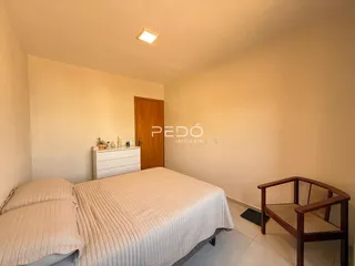 Quarto com cama e armário em ambiente claro.