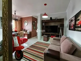 Sala de estar com sofá e poltronas em um ambiente claro.