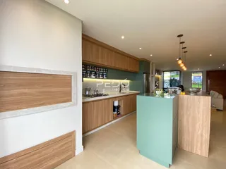 Interior de uma cozinha moderna com armários de madeira e ilha.