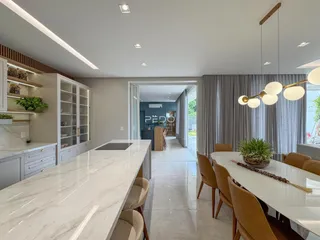 Ambiente aberto com cozinha e sala de jantar em um imóvel no Lajeado.